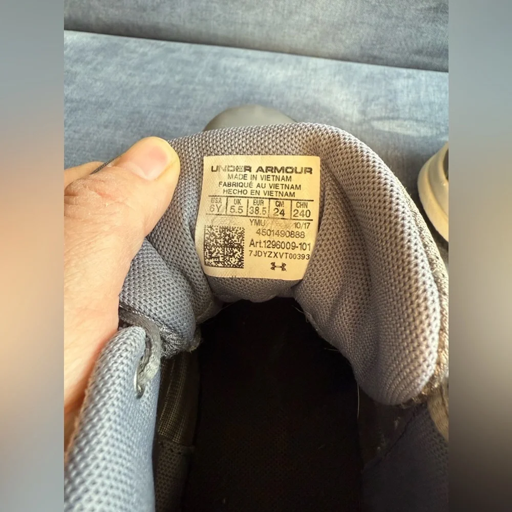 Under Armor Boys Basketball Shoes 6Y Gray Grade School Jet 2017 Lace Up High Top - Picture 7 of 7